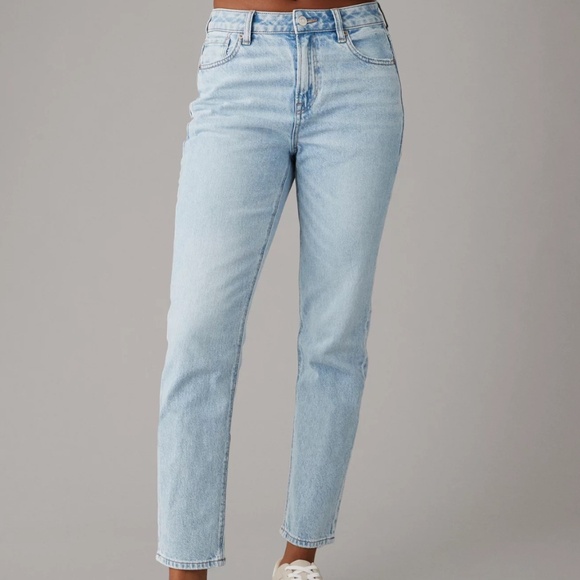 Denim - American Eagle Strigid Mom Jean Size 4 Short